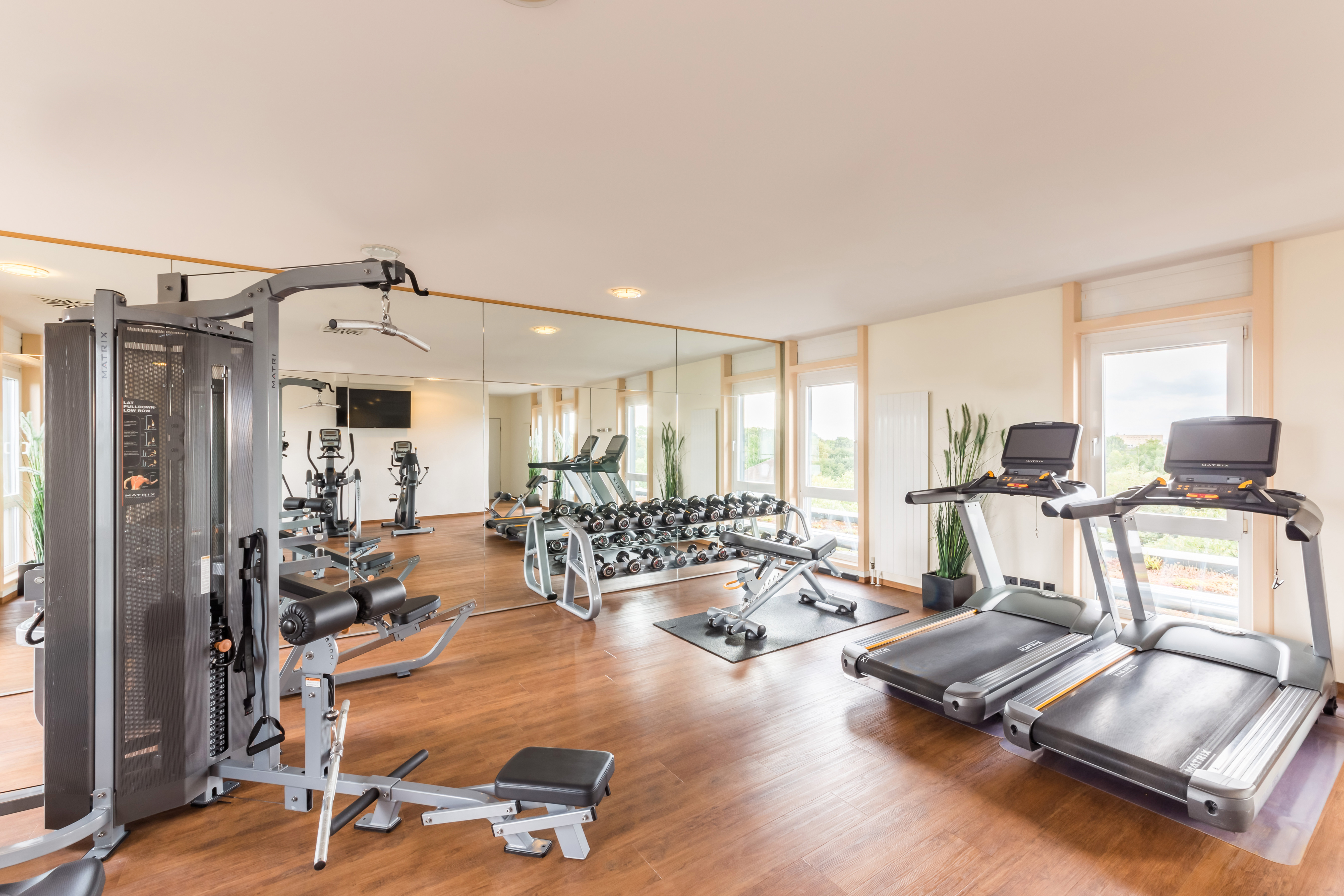 Fitnessraum Fitnessraum mit Kraft- und Cardiogeräten