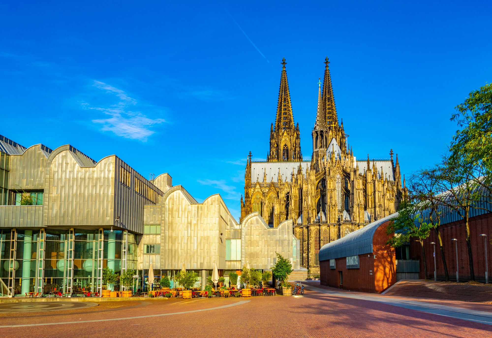 Blick auf das Museum Ludwig mit dem Kölner Dom im Hintergrund und blauem Himmel