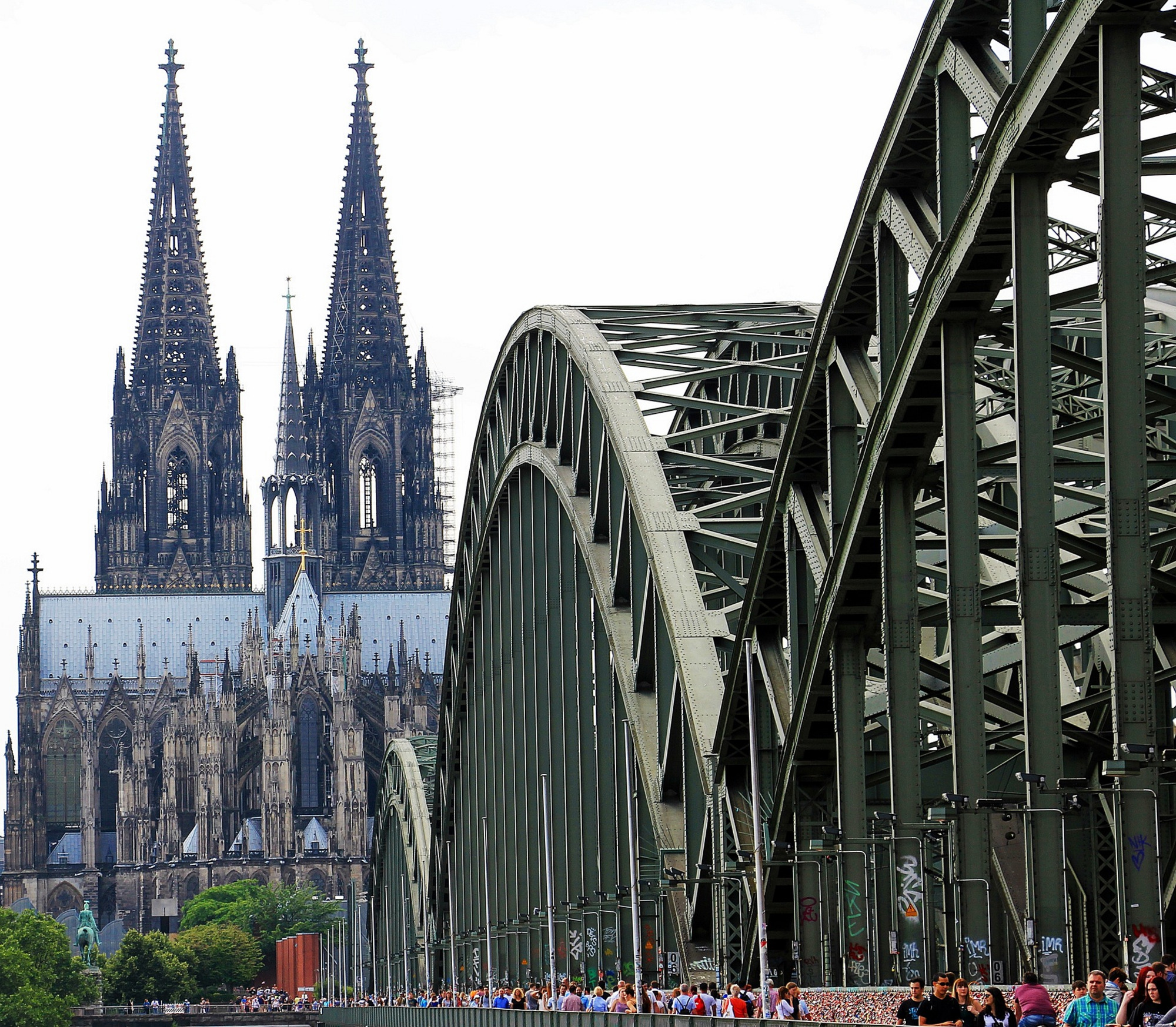 Blick von der Rheinpromenade auf die Hohenzollernbrücke und den Dom