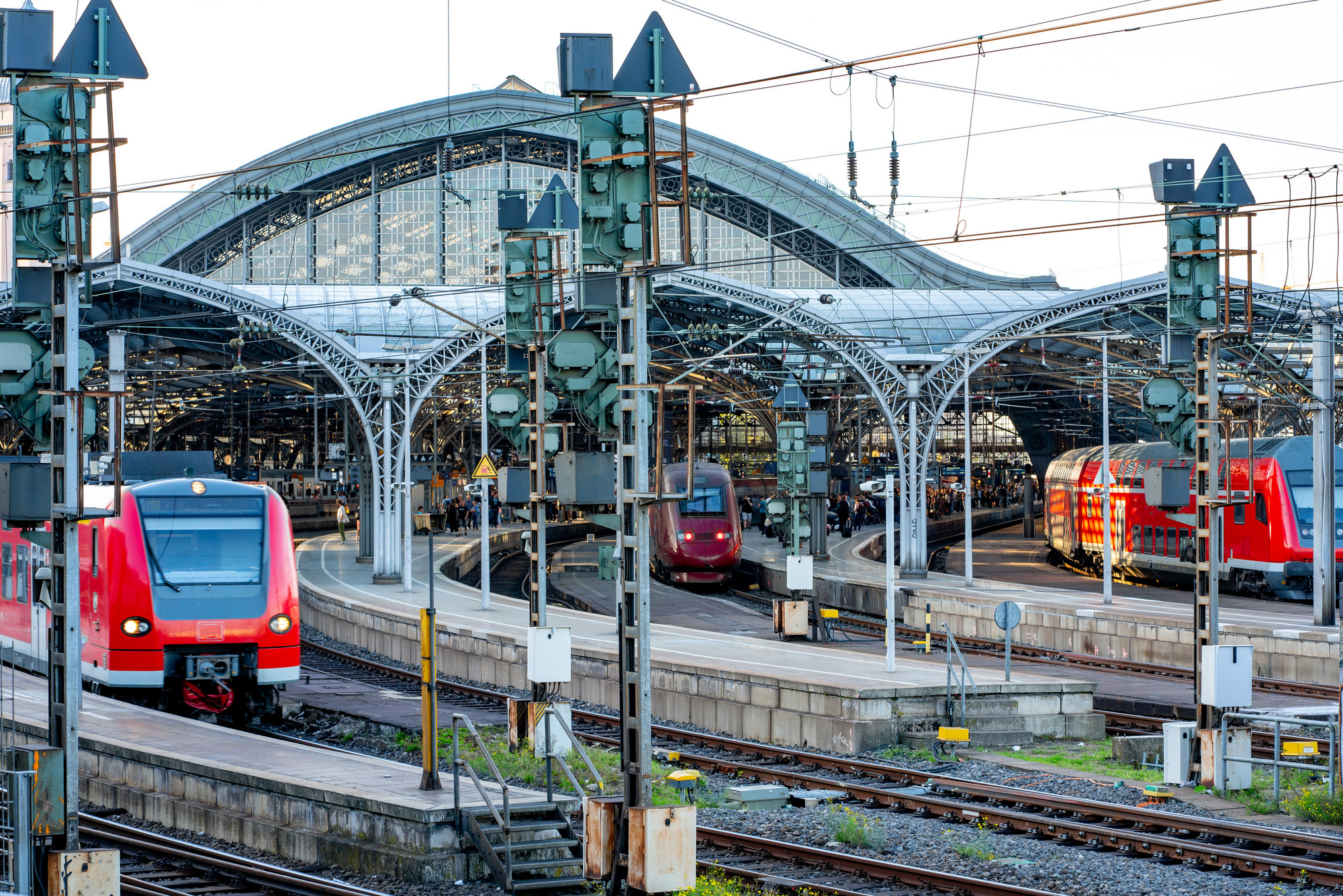 Gleise und Schienen vor dem Kölner Hauptbahnhof mit S-Bahnen und Schnellzügen