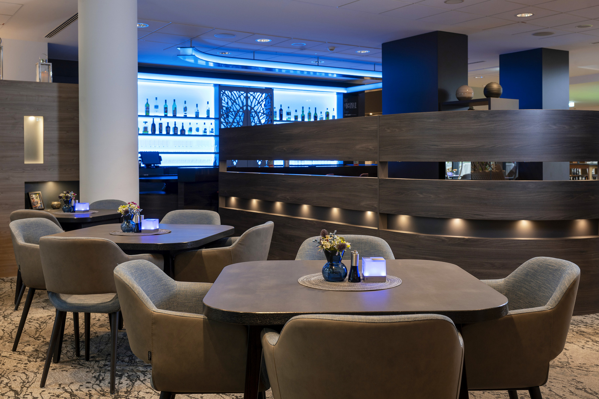 Tischgruppen im Restaurant, Bar im Hintergrund