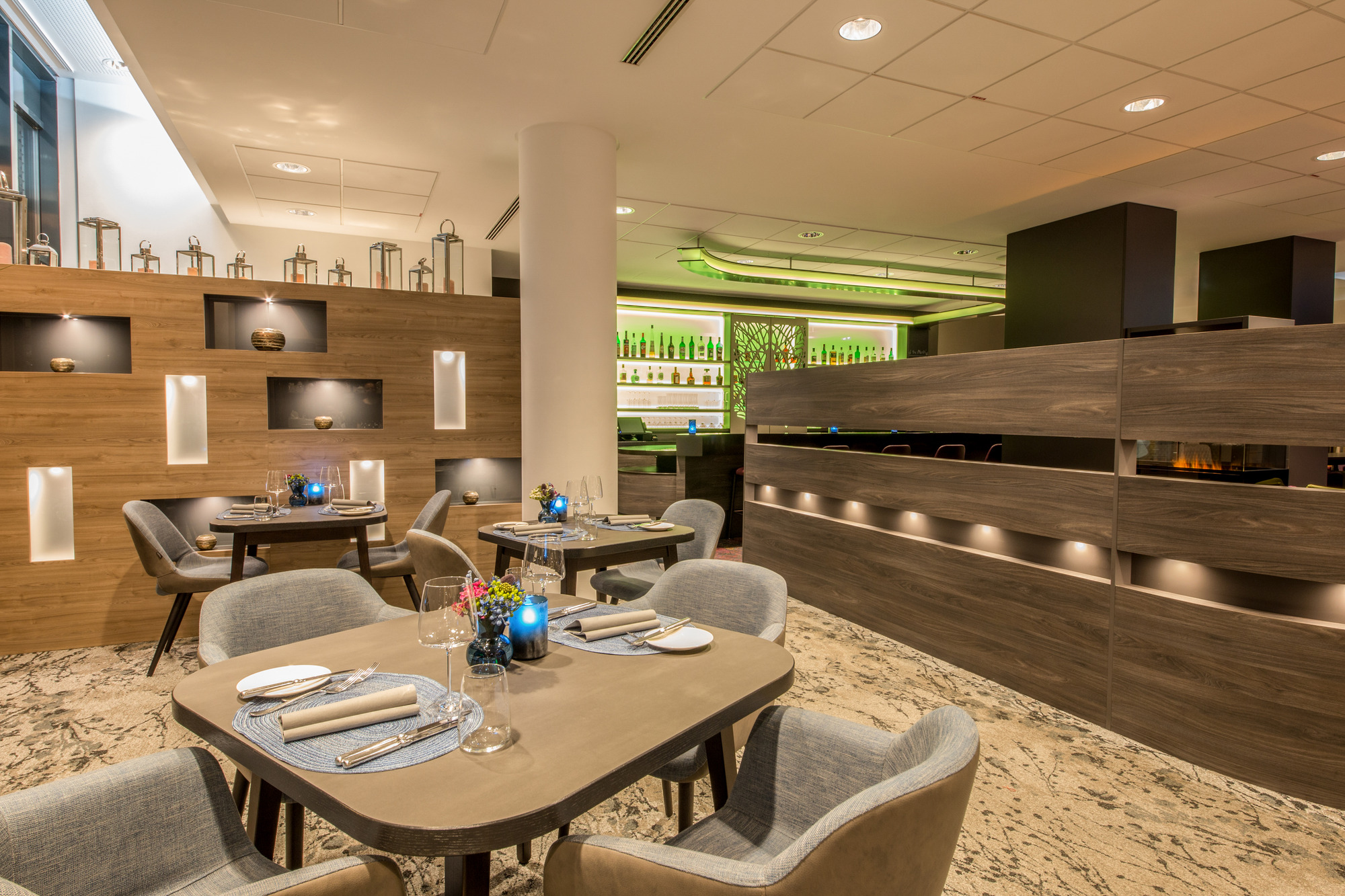 Tischgruppen im Restaurant, Bar im Hintergrund