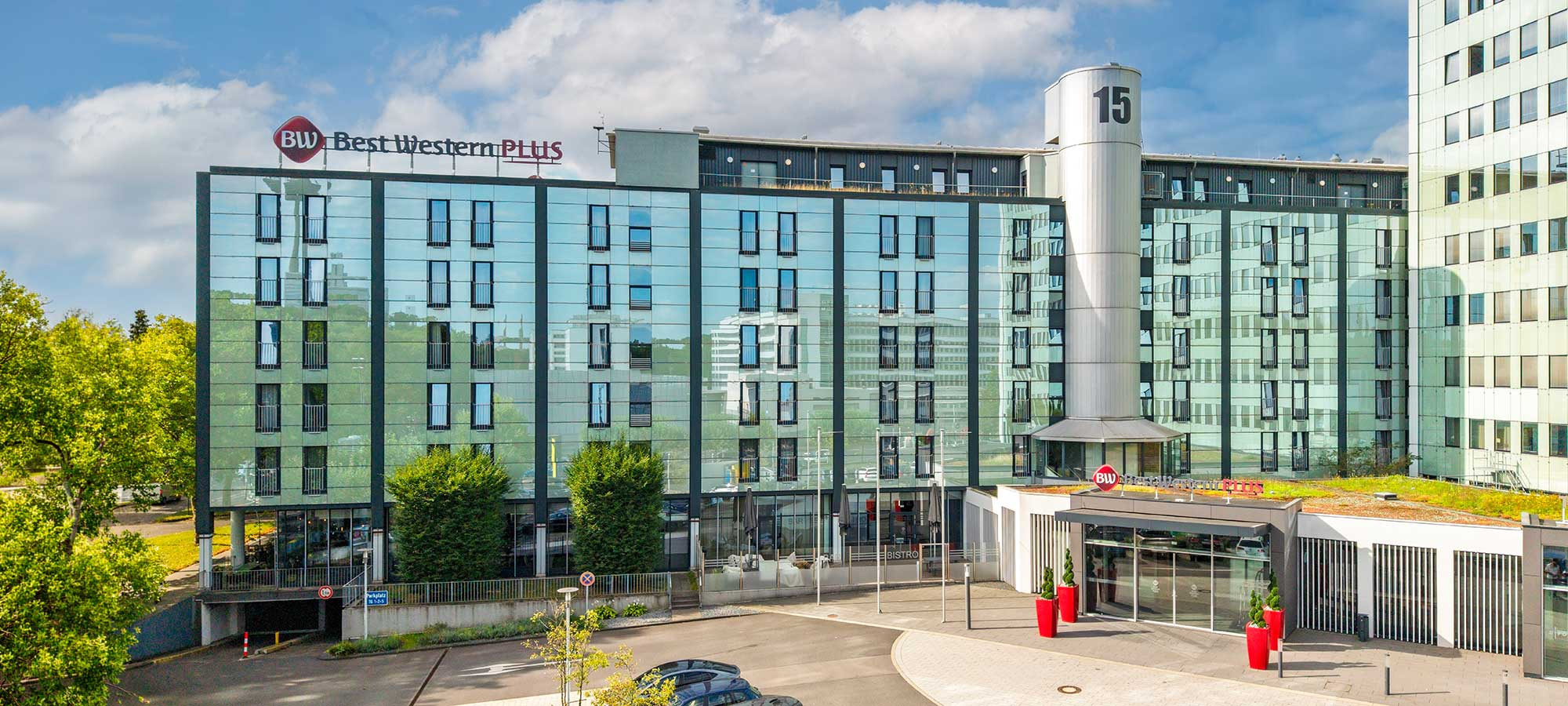 Außenansicht eines modernen Hotelgebäudes mit Verglasung