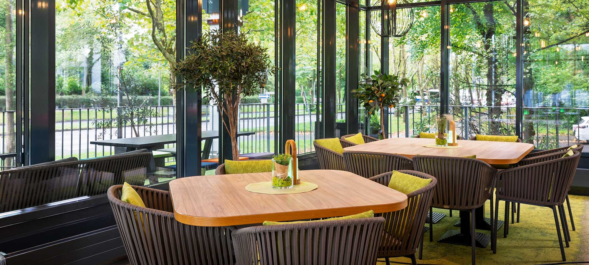 Frühstücksbereich mit Panoramafenstern mit Blick ins Grüne