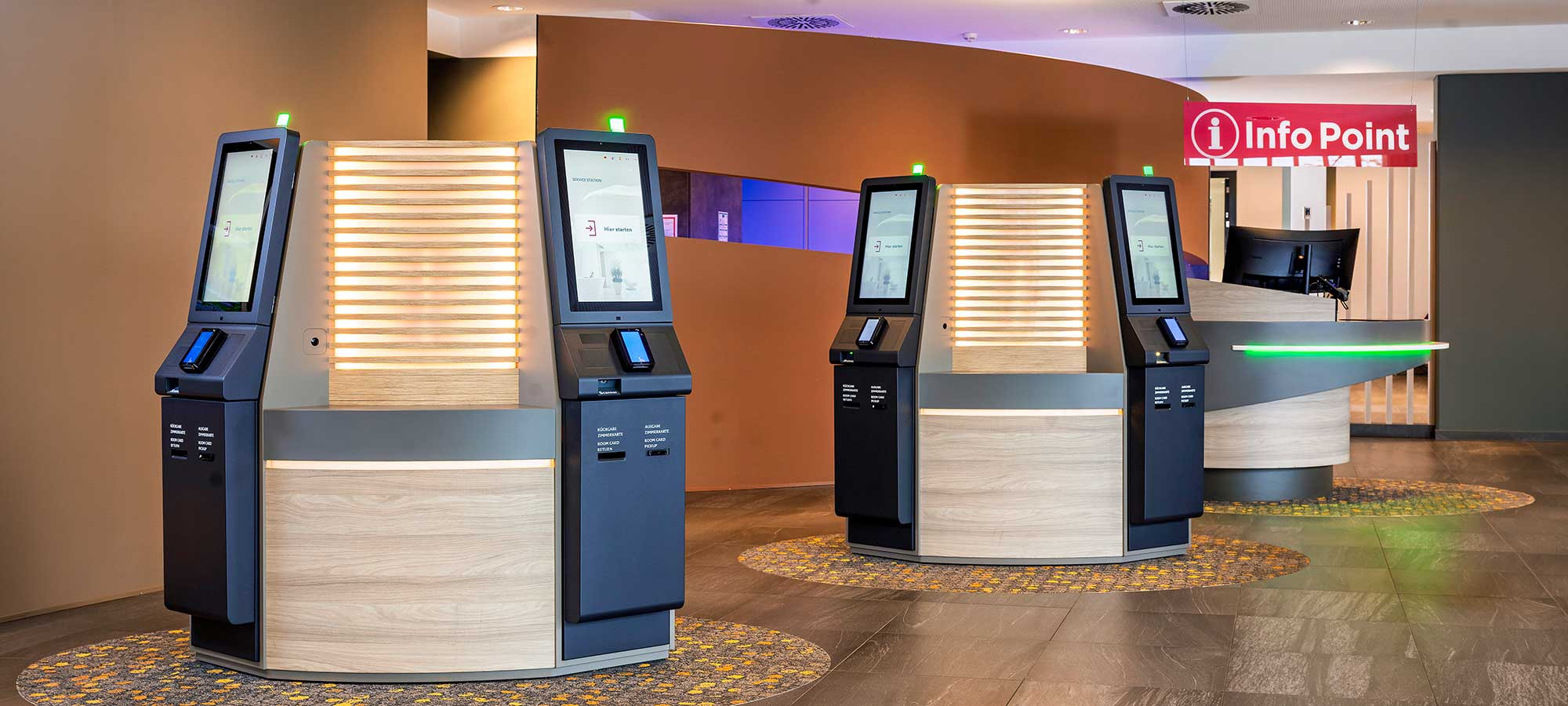 Schalter zum Selbst-Check-in in Holzoptik in warmer Farbumgebung